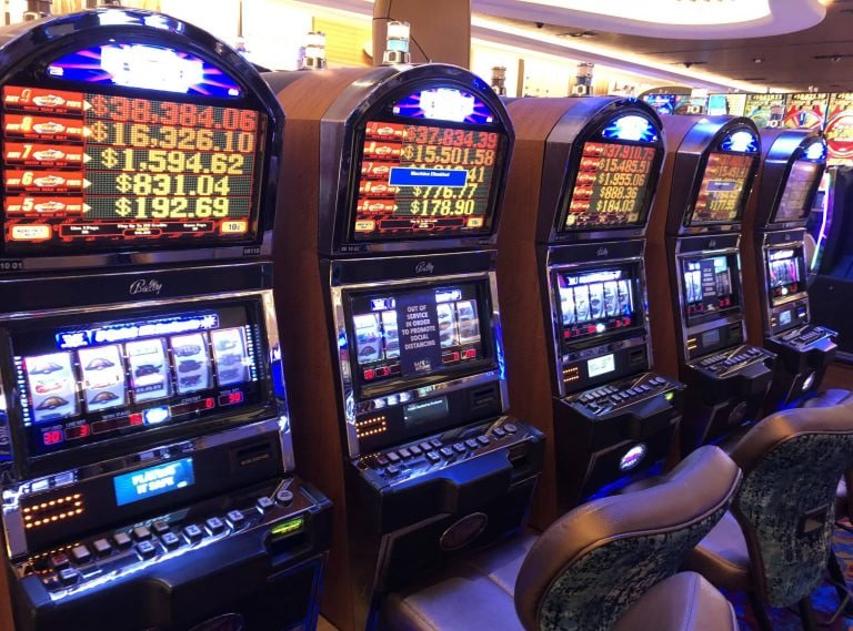 Pemandangan interior casino modern di Jakarta dengan pencahayaan hijau lembut dan atmosfera mewah