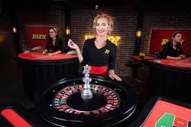 Ilustrasi pemain sedang menikmati berbagai jenis permainan sports dan casino live di perangkat mobile